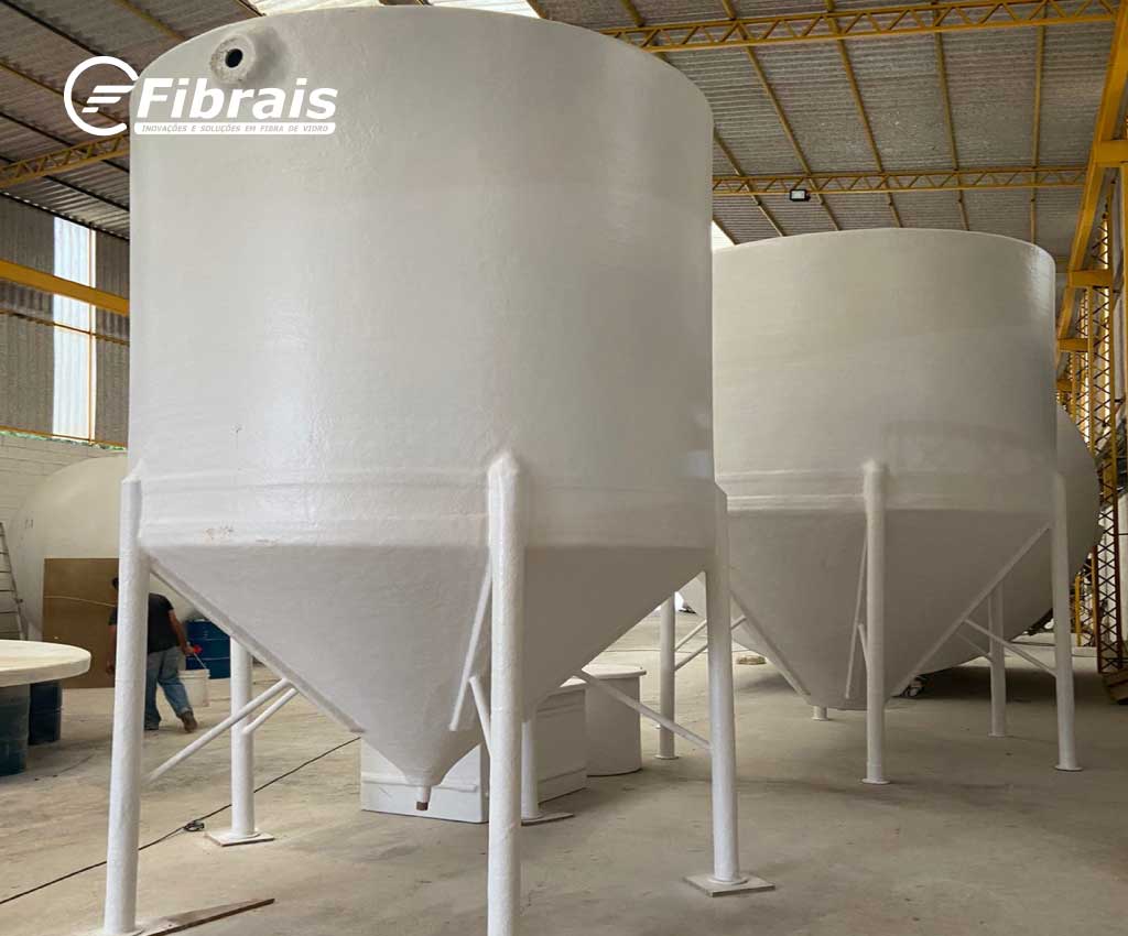 tanques-fundo-conico-com-pes-em-fibra-de-vidro-fibrais.jpg