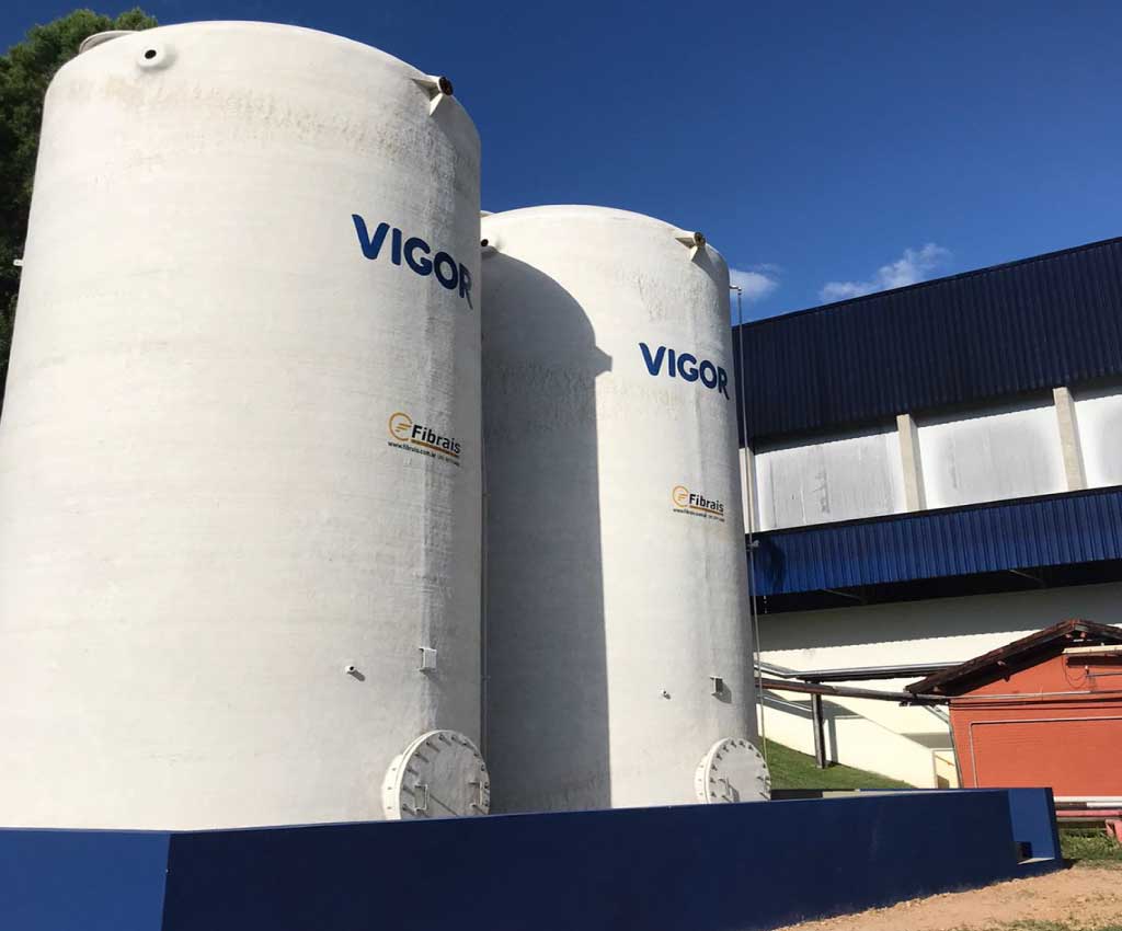 tanques-verticais-com-fundo-plano-em-fibra-de-vidro-fibrais-01.jpg